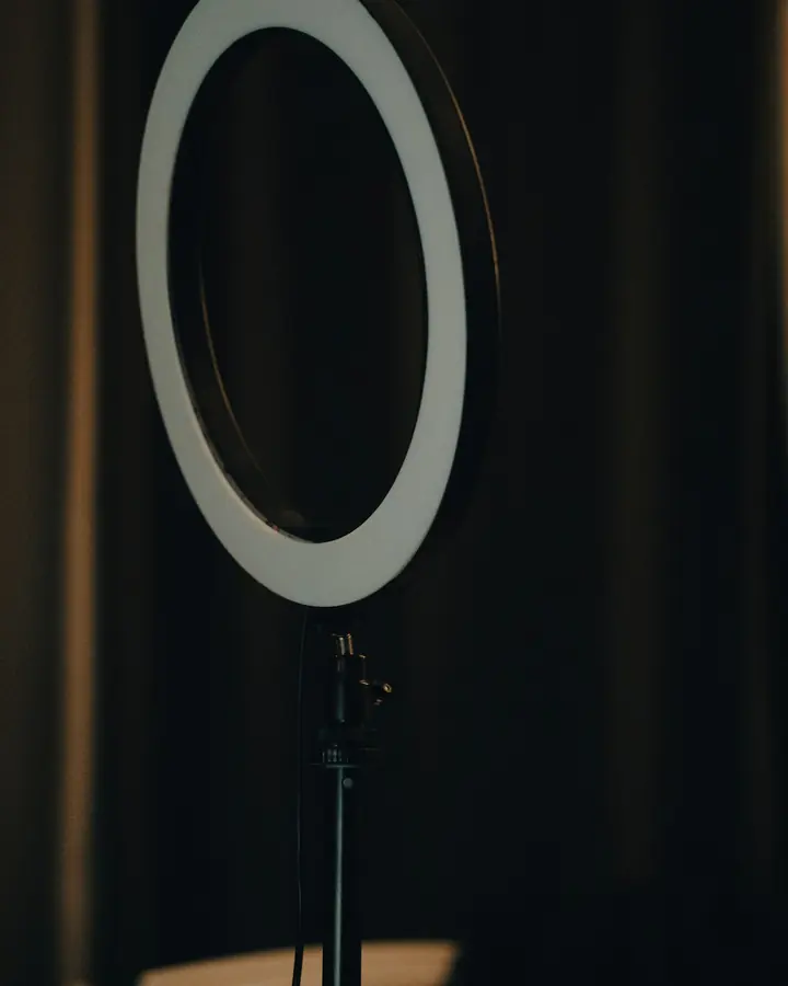 Ring light apagado num ambiente escuro, sem ninguém na frente